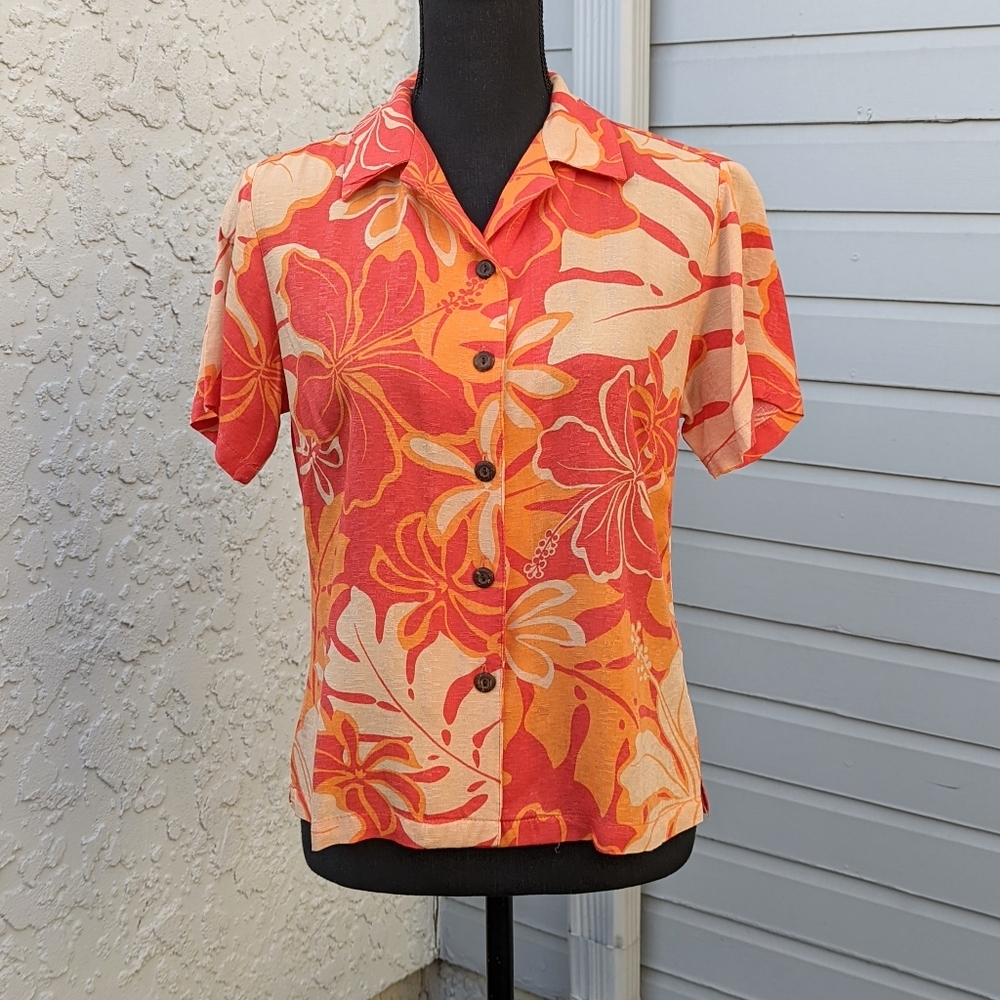 Hilo Hattie's Classic Hawaiian Print Button Up